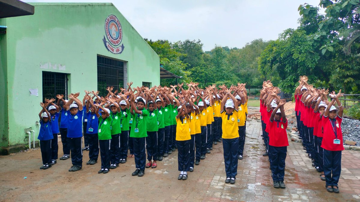 SumitaPatri's tweet photo. Happy students in new house uniforms in Budharaja GHS, Sambalpur. Thanks to Government of Odisha for this initiative.@CMO_Odisha @GovernorOdisha https://t.co/DqkL6y6qL6