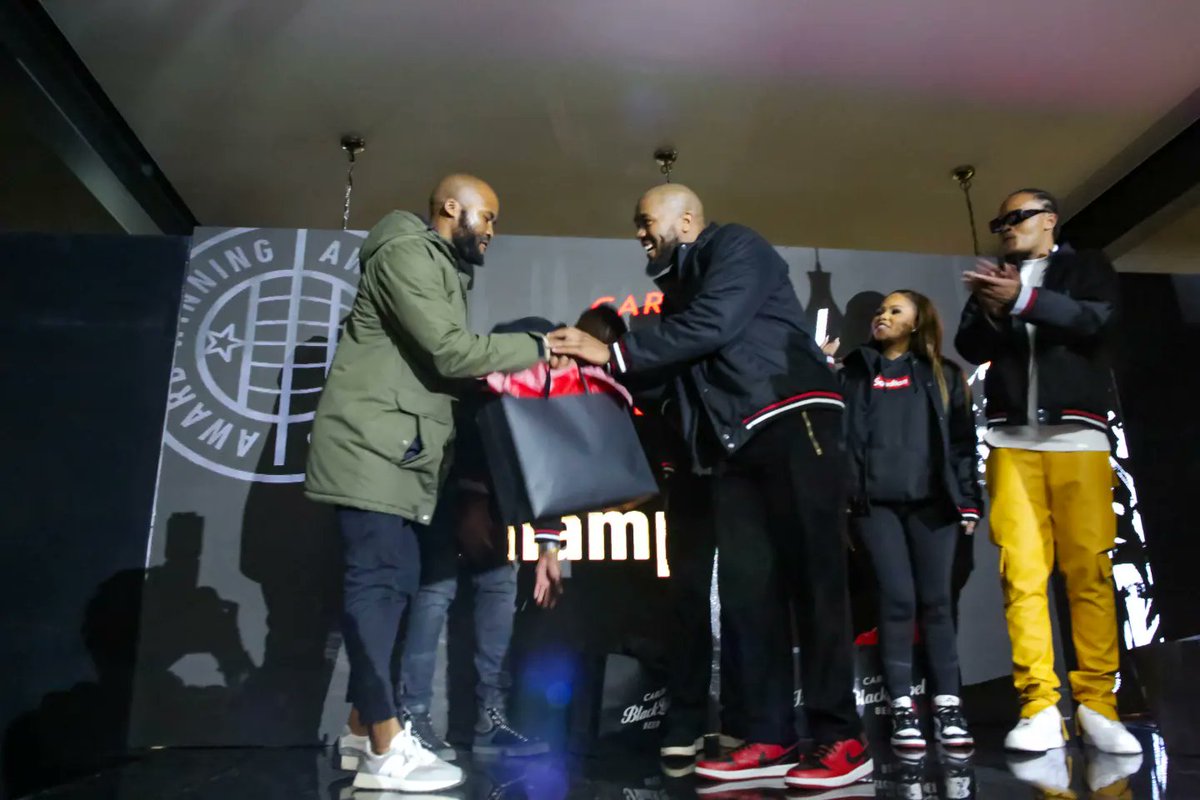 VisionView_SR's tweet photo. @carlingblacklabel has designed special edition jackets that will leave your eyes in tears 😍⚫️🔴.
What's your thoughts on the jackets??
#ChampionBeer
#vvsr https://t.co/9INbunTZR5
