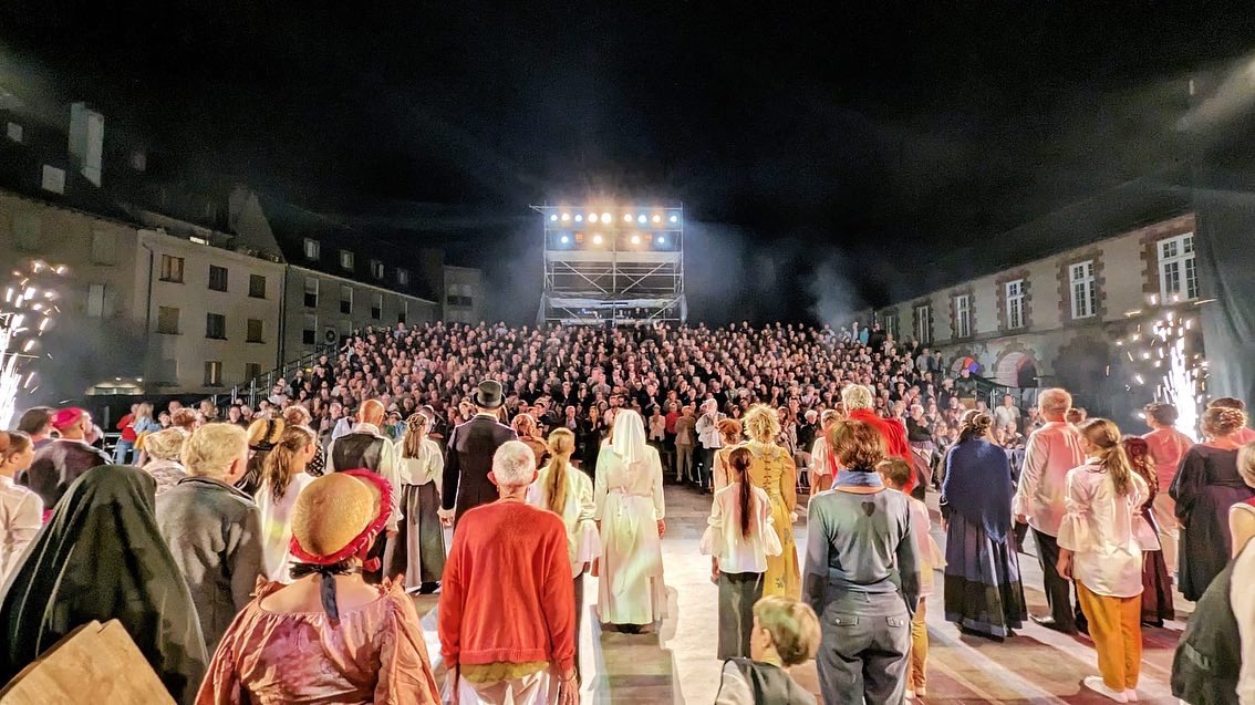 EquipeATS's tweet photo. 7 jours de théâtre en plein air avec Rutènes en scène pour Les Misérables @lesmis2023rodez 🎩
Un beau succès populaire pour les comédiens et danseurs amateurs emmenés par Fabien Austruy et Edwina Costecalde 🎭🩰 https://t.co/m8utfWmbjz