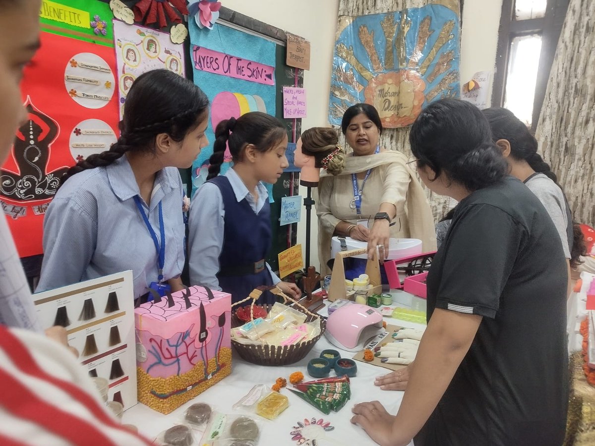 SchoolEduChd's tweet photo. Our focus @SchoolEduChd is to promote skill building. In an awareness campaign for #skillcourses Teachers from various schools visited the #NEP2020 exhibition @ggmsss18 .Our teachers are best at guiding students to opt for these courses for a bright future. https://t.co/aAi766jZfg