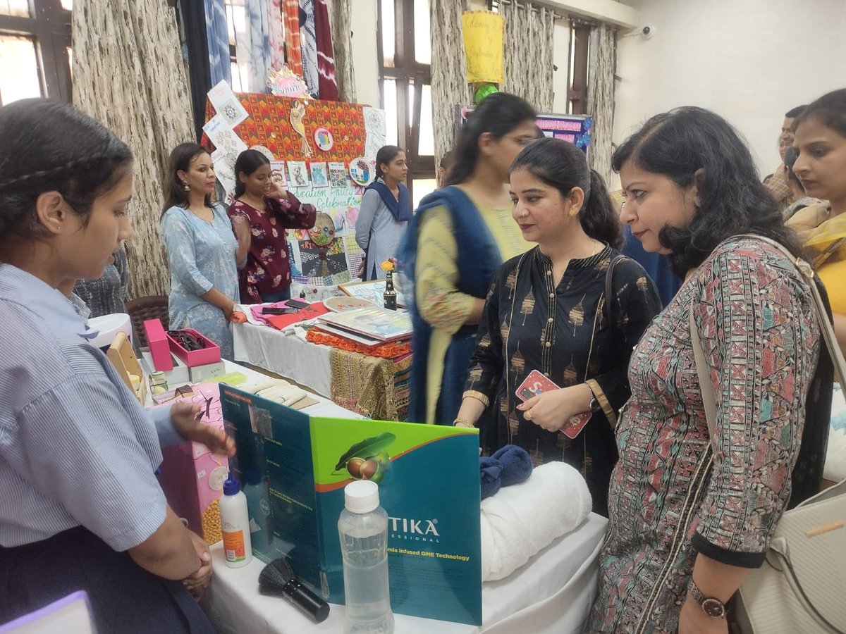 SchoolEduChd's tweet photo. Our focus @SchoolEduChd is to promote skill building. In an awareness campaign for #skillcourses Teachers from various schools visited the #NEP2020 exhibition @ggmsss18 .Our teachers are best at guiding students to opt for these courses for a bright future. https://t.co/aAi766jZfg