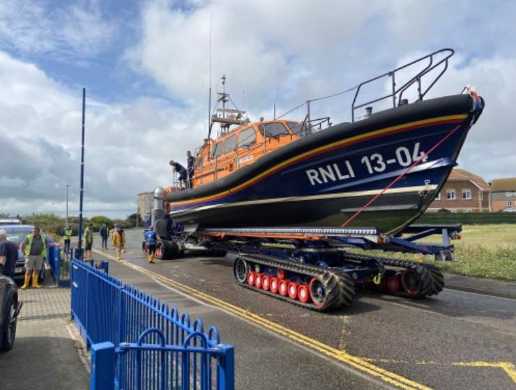Did you see last week the new Shannon lifeboat at RNLI Clacton? It was successfully trialed by our volunteer crews at our station? Read about it here: bit.ly/3DJHBkg #RNLI #Clacton