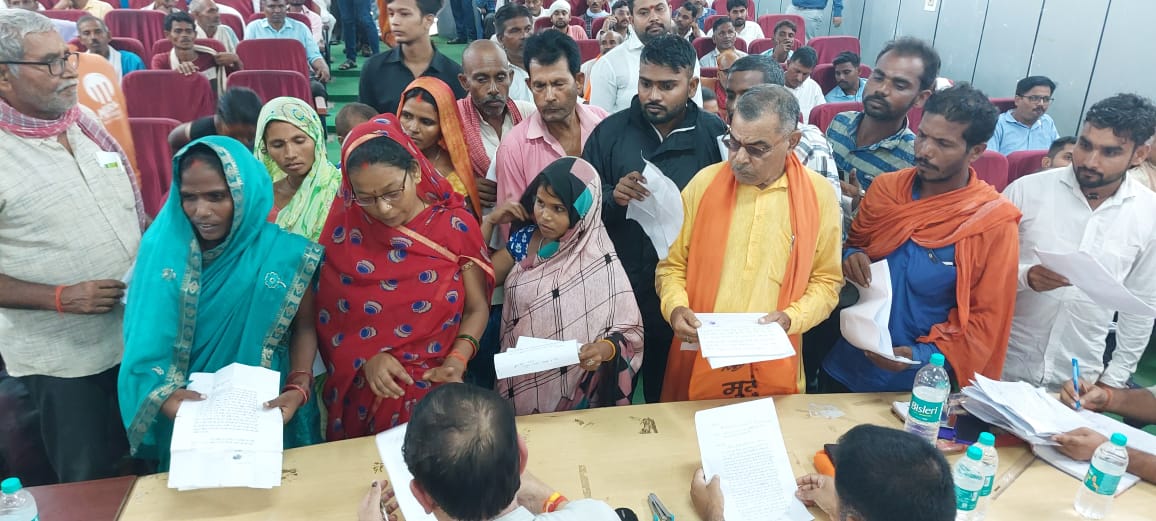 BJPVinodSonkar's tweet photo. आज #कौशाम्बी संसदीय क्षेत्र के विधानसभा #मंझनपुर स्थित सरस हॉल, विकास भवन में #जनता_दर्शन (#जनसुनवाई) किया एवं सम्माननीय क्षेत्रवासियों को हो रही समस्याओं और शिकायतों से अवगत हुआ एवं उन समस्याओं के शीघ्र निस्तारण हेतु फोन एवं पत्र के माध्यम से संबंधित विभाग के अधिकारियों को त्वरित कार्यवाही हेतु निर्देशित किया।

#vinodsonkar #BJP4IND #Kaushambi #BJP4UP #prayagraj #uttarpradesh #भाजपा @narendramodi @bjp4india @bjp4up @myogiadityanath