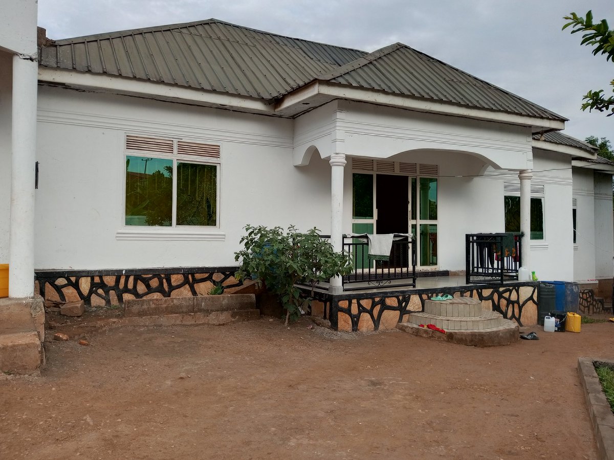 shukranproperty's tweet image. House for sale in Seguku katale. #3bedrooms and sitting room and self  contained #1Double boy's quarter.  Seated on #12Decimals With ready title.
Selling Price #160m slightly negotiable.. Call 0706592177
Museven BOBI muhoozi nakawa cleaver J