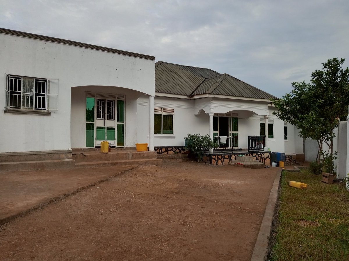 shukranproperty's tweet image. House for sale in Seguku katale. #3bedrooms and sitting room and self  contained #1Double boy's quarter.  Seated on #12Decimals With ready title.
Selling Price #160m slightly negotiable.. Call 0706592177
Museven BOBI muhoozi nakawa cleaver J