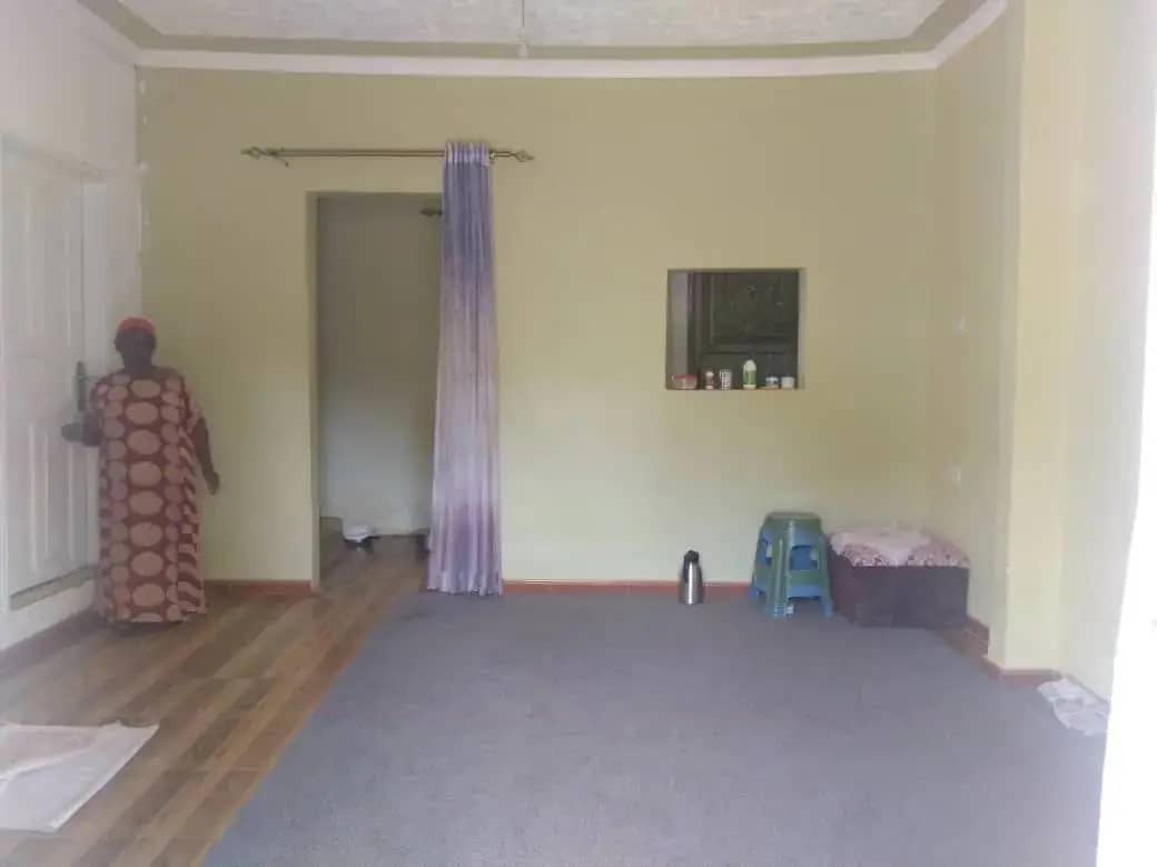 shukranproperty's tweet image. House for sale in Seguku katale. #3bedrooms and sitting room and self  contained #1Double boy's quarter.  Seated on #12Decimals With ready title.
Selling Price #160m slightly negotiable.. Call 0706592177
Museven BOBI muhoozi nakawa cleaver J