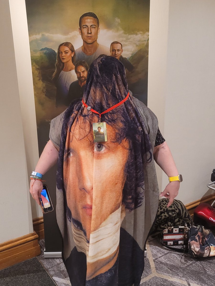 Snowflake1404's tweet photo. @Kel1MDLead @StarfuryNews #highlanderscon who said Jamie Fraser wasn't here? He's persuade us for 200years ! https://t.co/CaUDKu97Gk