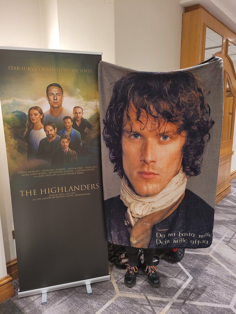 Snowflake1404's tweet photo. @Kel1MDLead @StarfuryNews #highlanderscon who said Jamie Fraser wasn't here? He's persuade us for 200years ! https://t.co/CaUDKu97Gk