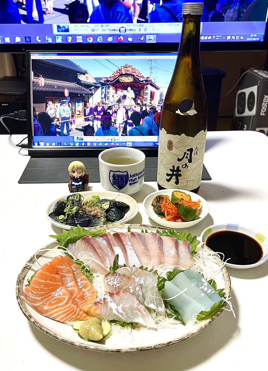 「今夜は月の井酒造さんの「純米」と、お刺身たっぷりでこんな感じー!! 夏の大洗町ど」|おまちのイラスト