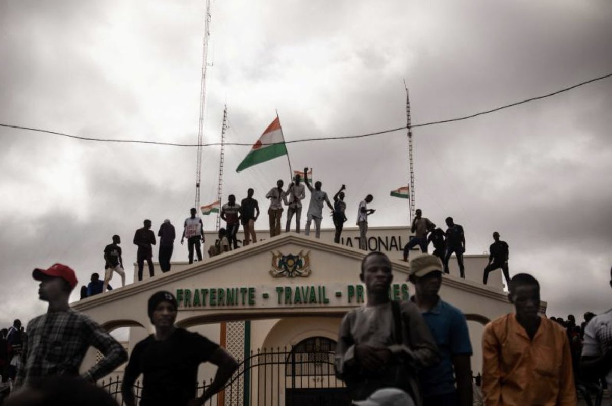 Ne nous y trompons pas, ce n'est pas l'ampleur de l'affront au droit international qui fait réagir la #France, les #EtatsUnis et la #CEDEAO aux ordres... c'est bien plutôt la double importance critique du #Niger aujourd'hui : non seulement ses réserves d'uranium sont…