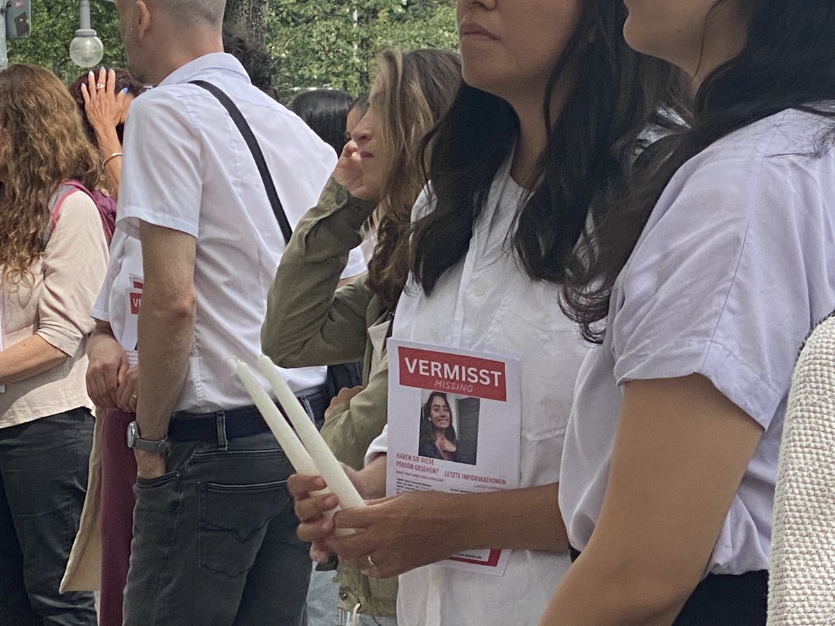 AleBa_Sa's tweet photo. Congregados frente a @EmbaMexAle sociedad civil muestra solidaridad y esperanza a la familia de #Maff estudiante 🇲🇽desaparecida en #Berlin https://t.co/Ex6Yya5J6s