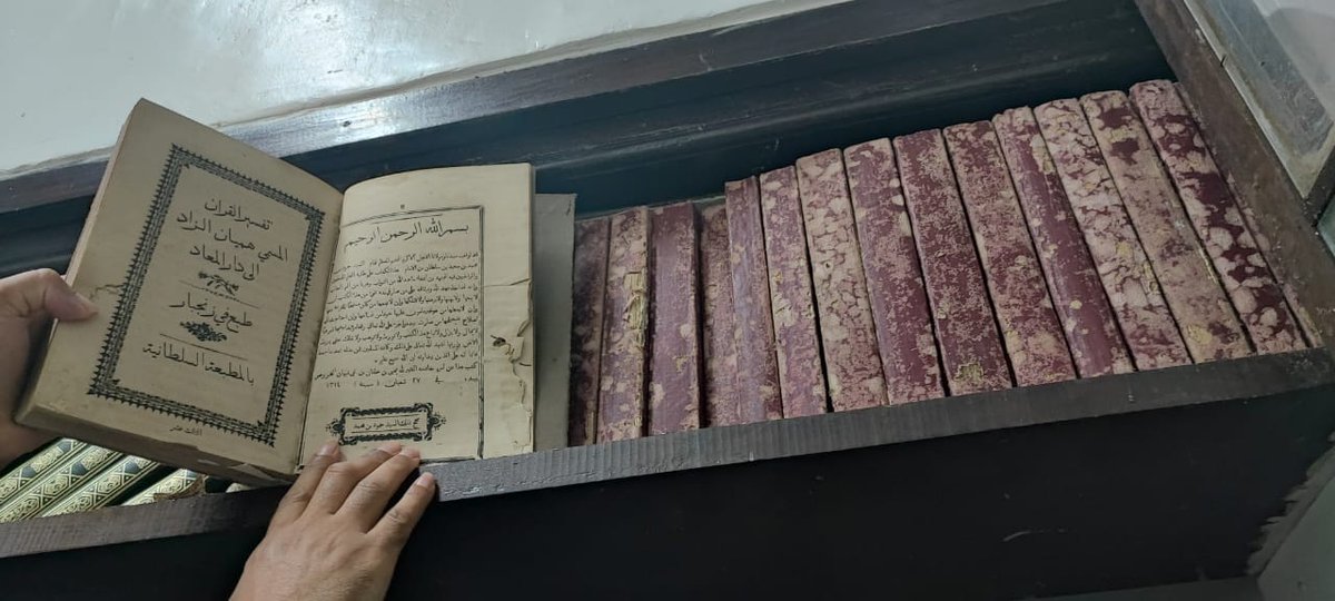 Abdulla05016707's tweet photo. أحد مساجد الإباضية في ماليندي بدولة كينيا، ومما فيه تفسير القطب رحمه الله تعالى https://t.co/fIjLRBOm2S