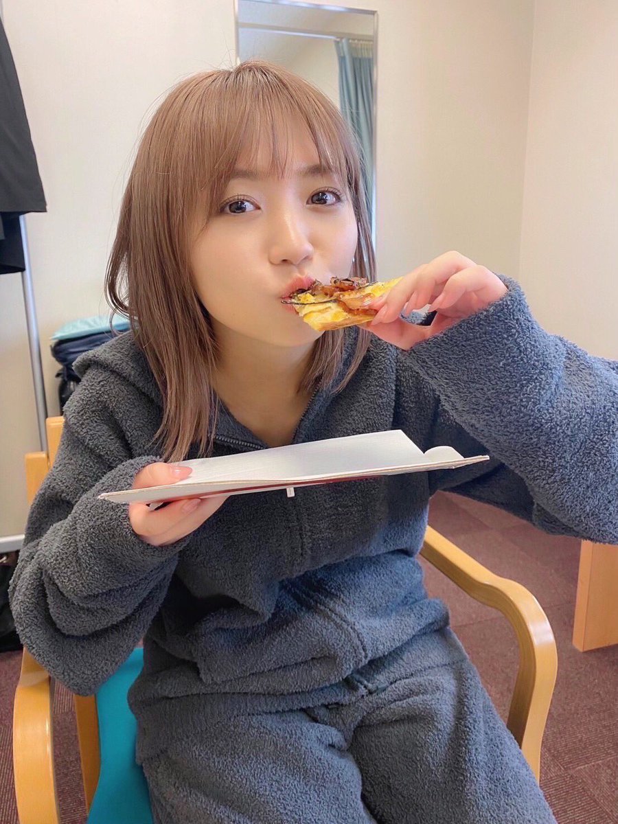 yunoohara_staff's tweet photo. 休憩時間に、
いつもお世話になってるメイクさん達と
楽屋でピザパーティー🍕🎶

テリヤキチキンが
お気入りだそうです☺️ https://t.co/Inr1GOHZ1m