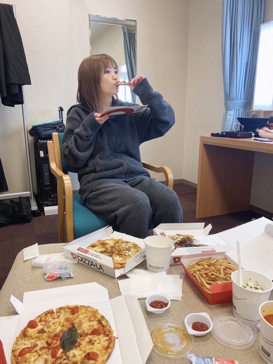yunoohara_staff's tweet photo. 休憩時間に、
いつもお世話になってるメイクさん達と
楽屋でピザパーティー🍕🎶

テリヤキチキンが
お気入りだそうです☺️ https://t.co/Inr1GOHZ1m