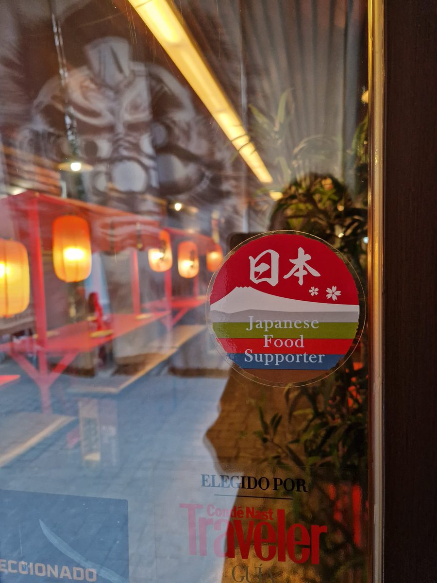 En España hay +5.500 restaurantes que se autodenominan japoneses, solo 62 con sello JETRO, entre ellos Hattori Hanzō. El uso de productos japoneses auténticos es + caro que de otra procedencia, pero sabe muy diferente.
Busca autenticidad, busca sabor japonés, busca el sello JETRO