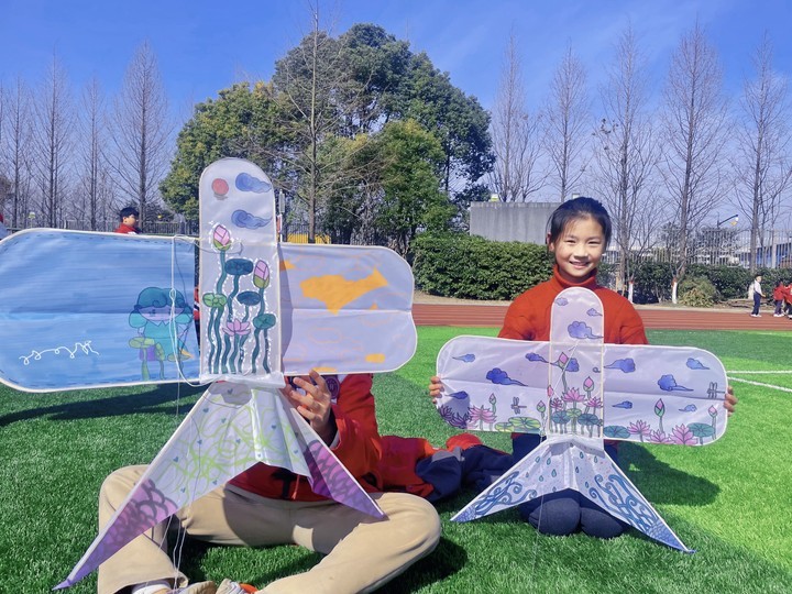 atifnoon's tweet photo. #Spring🌸 is the best season to fly kites📷. Recently, a group of students in #Hangzhou, guided by their art teacher, designed and flew their own kites. As the weather keeps improving📷 🌞 https://t.co/2gukJYD3ZI
