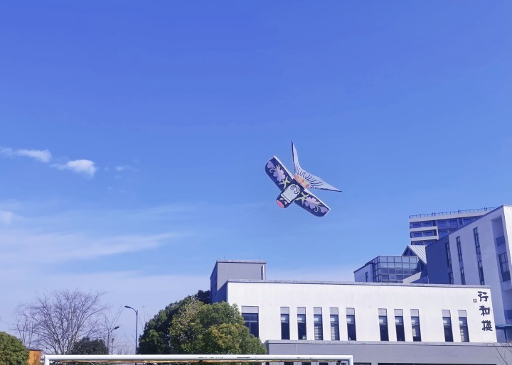 atifnoon's tweet photo. #Spring🌸 is the best season to fly kites📷. Recently, a group of students in #Hangzhou, guided by their art teacher, designed and flew their own kites. As the weather keeps improving📷 🌞 https://t.co/2gukJYD3ZI