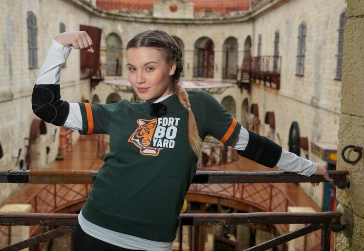 ogaefrance's tweet photo. Alors, @carlamusicoff_ ! Le @perefouras a-t-il succombé à l'appel de ton #BimBamToi ?
Rendez-vous dans "Fort Boyard" sur @France2tv ce samedi à 21:10 au profit l'association @pompsolidaires !
@olivierminne @Willy_Rovelli @EurovisionJr
Photos : @francetvpro / @Alpfr https://t.co/rlHK66iwhB