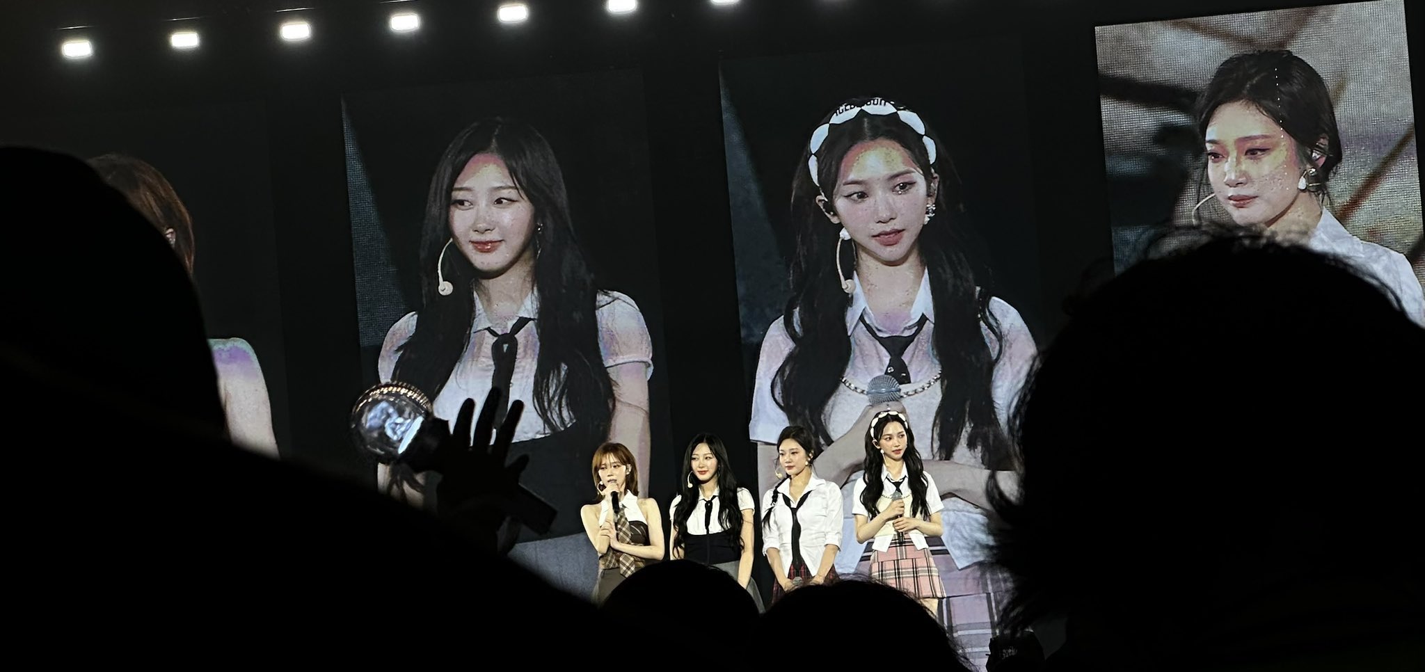 Toàn bộ đồ diễn đều được thay mới của aespa khiến MY mãn nhãn.