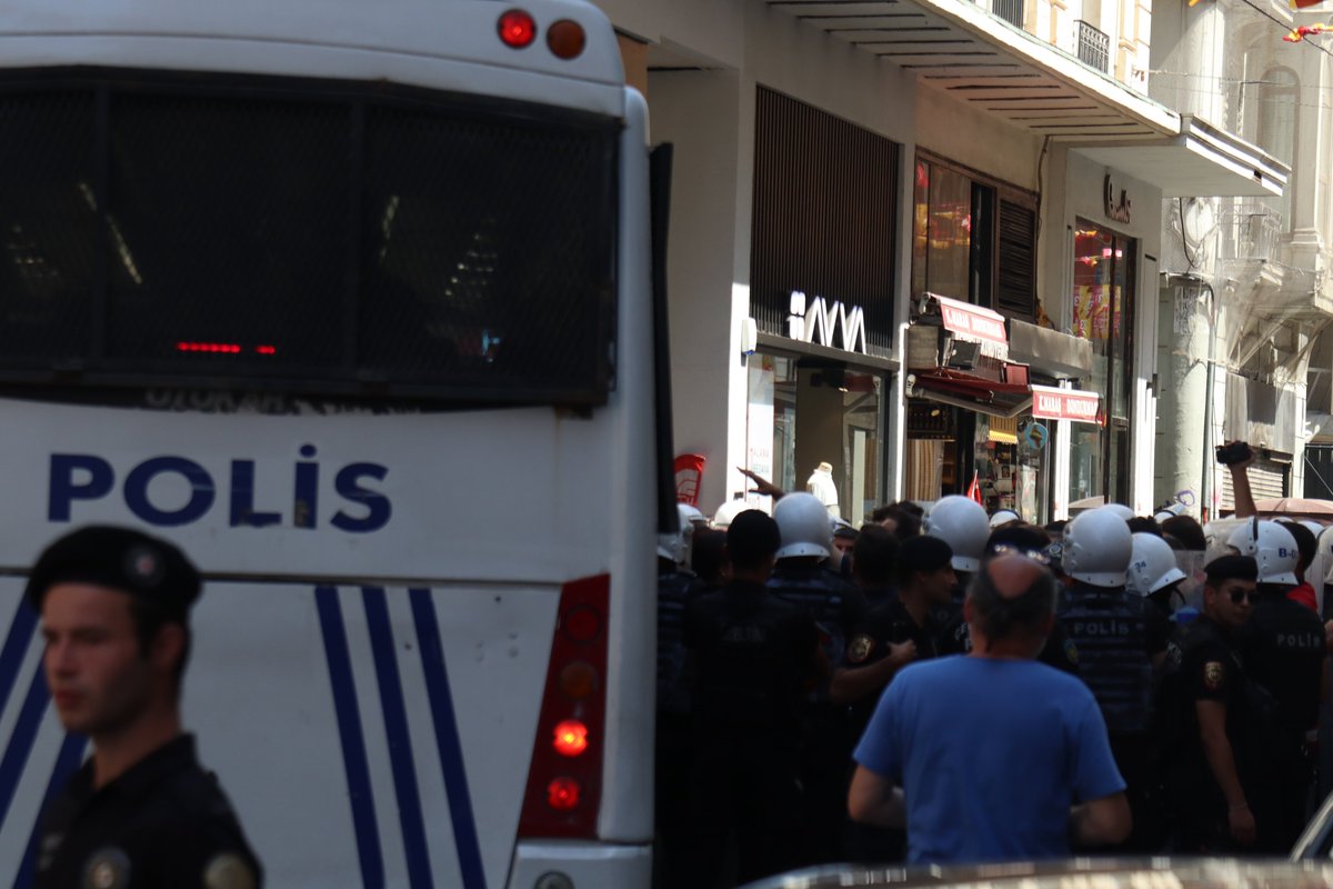 İstanbul'da şu anda gölgede hissedilen sıcaklık 35 °C

Arkadaşlarımız, havasız ve sıcak gözaltı araçlarında  keyfi olarak saatlerce tutuluyor 

Yaşanabilecek her türlü olumsuzluktan İçişleri Bakanı <a href="/AliYerlikaya/">Ali Yerlikaya</a> başta olmak üzere AYM'yi tanımayan tüm yetkililer sorumludur!