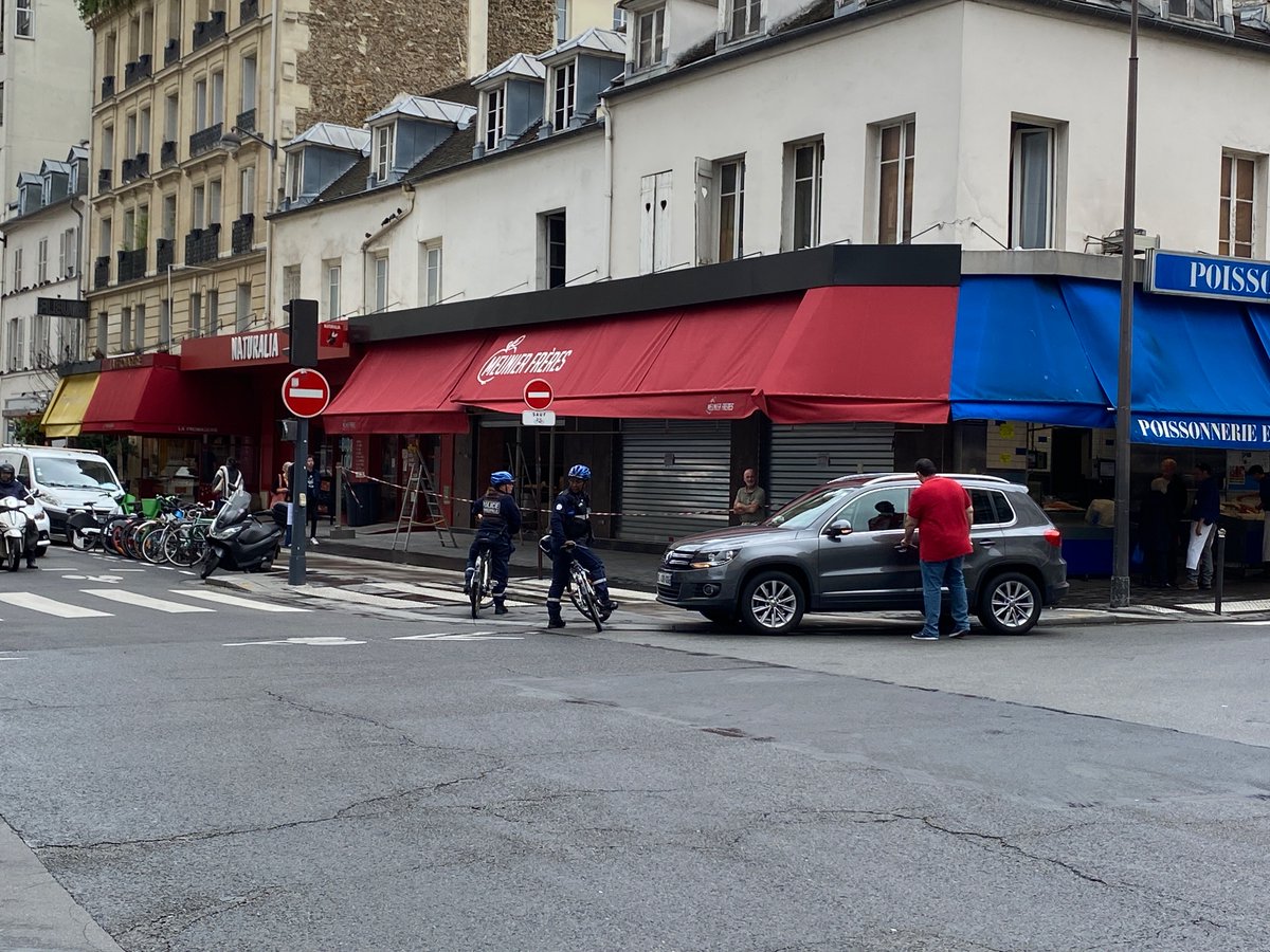 Magnifique #GCUM en travers de la piste cyclable Lecourbe… afin d’aller faire ses courses au fromager… pas de chance v’la la <a href="/PMdeParis/">Police Municipale de Paris</a> en vélo… Concernées, le mossieur n’aura pas son fromage…