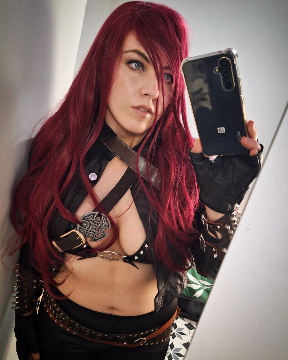 interstellarha4's tweet photo. @kofi_button My work in progress Katarina cosplay from League of Legends https://t.co/psXiuqtExs