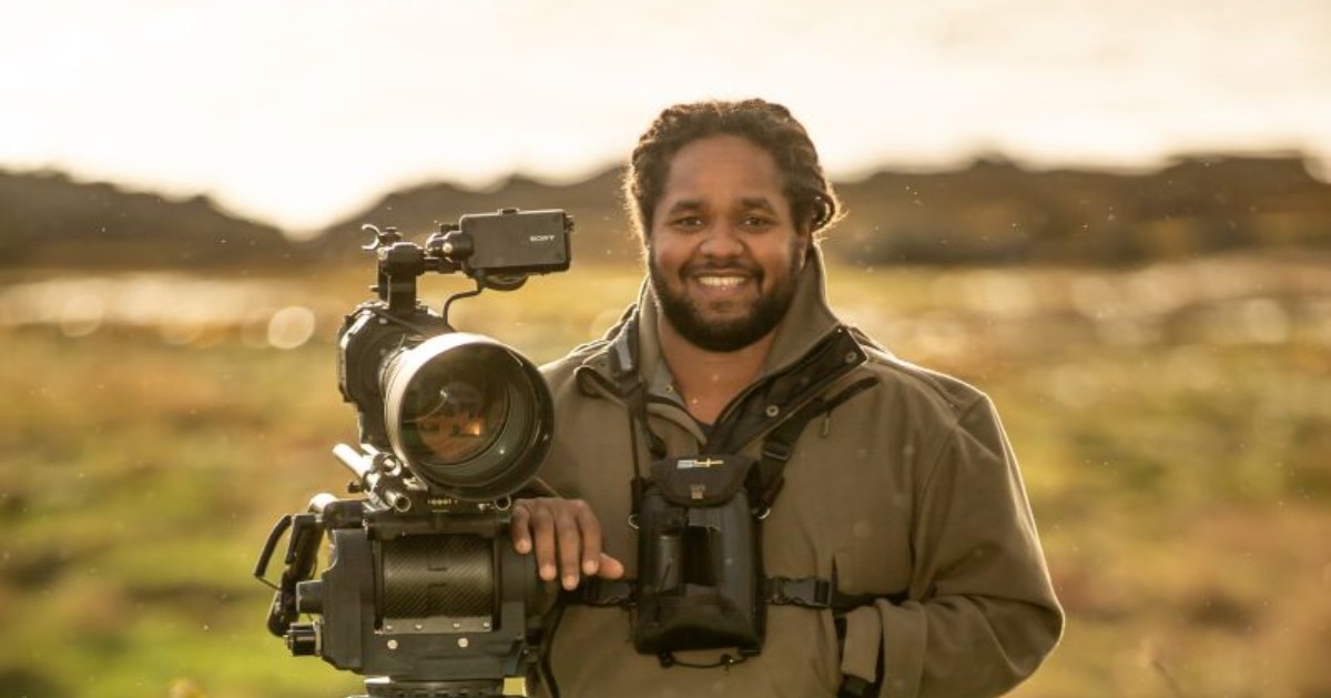 thelistmagazine's tweet photo. 🦜 Cameraman, dancer and now author, Hamza Yassin has taken on multiple challenges with grace and enthusiasm. 

Ahead of his @fringebythesea2 appearance this weekend, we spoke to the wildlife enthusiast about his new book and living with dyslexia ⤵️
https://t.co/jSPKan2Hxp https://t.co/FwrwnaHL7u