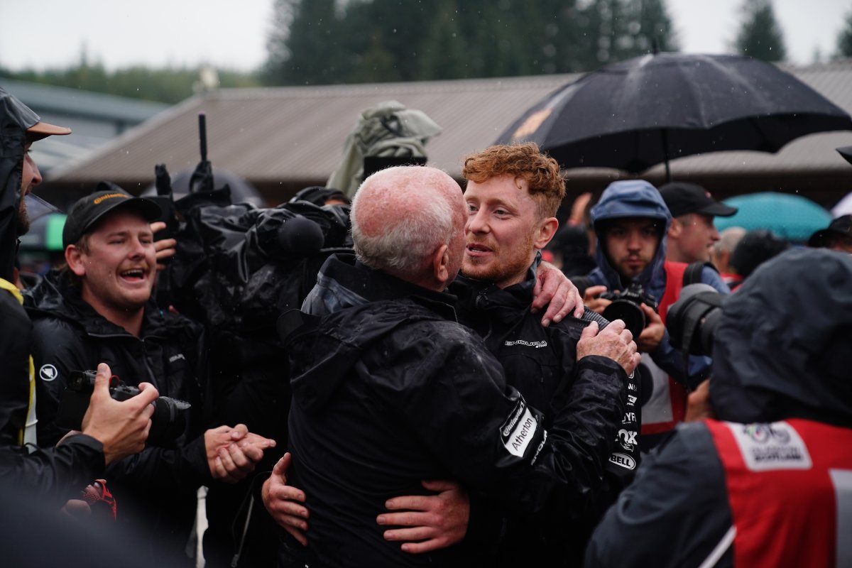 UCI_MTB's tweet photo. CHARLIE HATTON!

Incredible run to take the ultimate title! 
🌈 2023 UCI Men Elite Downhill World Champion 

#GlasgowScotland2023 @BritishCycling https://t.co/icvZ9kWoUO