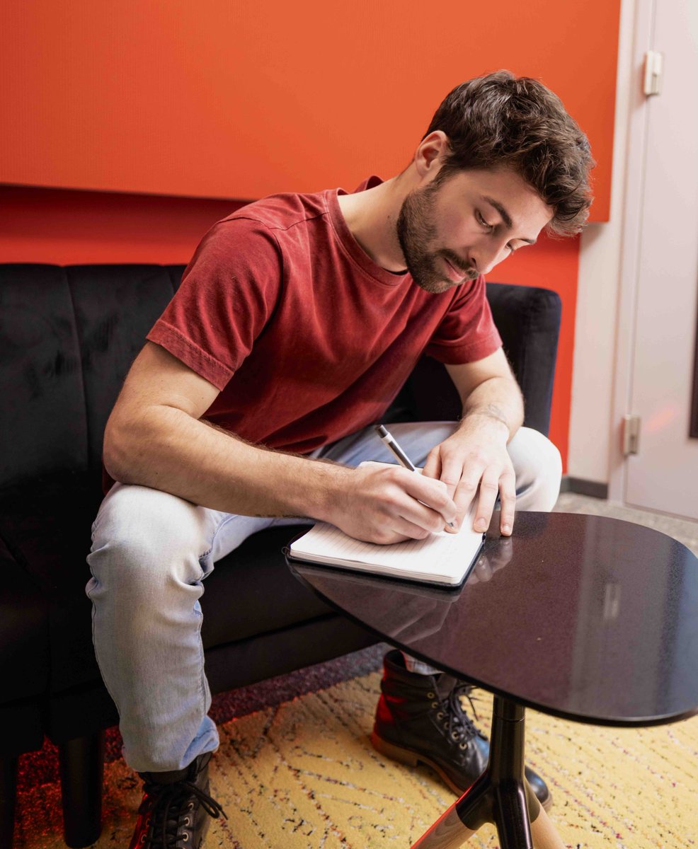 The sound studio is, without a doubt, the ideal location to compose and record a song.

#makersgym #madetocreate #soundstudio #songwritters #musicproducers