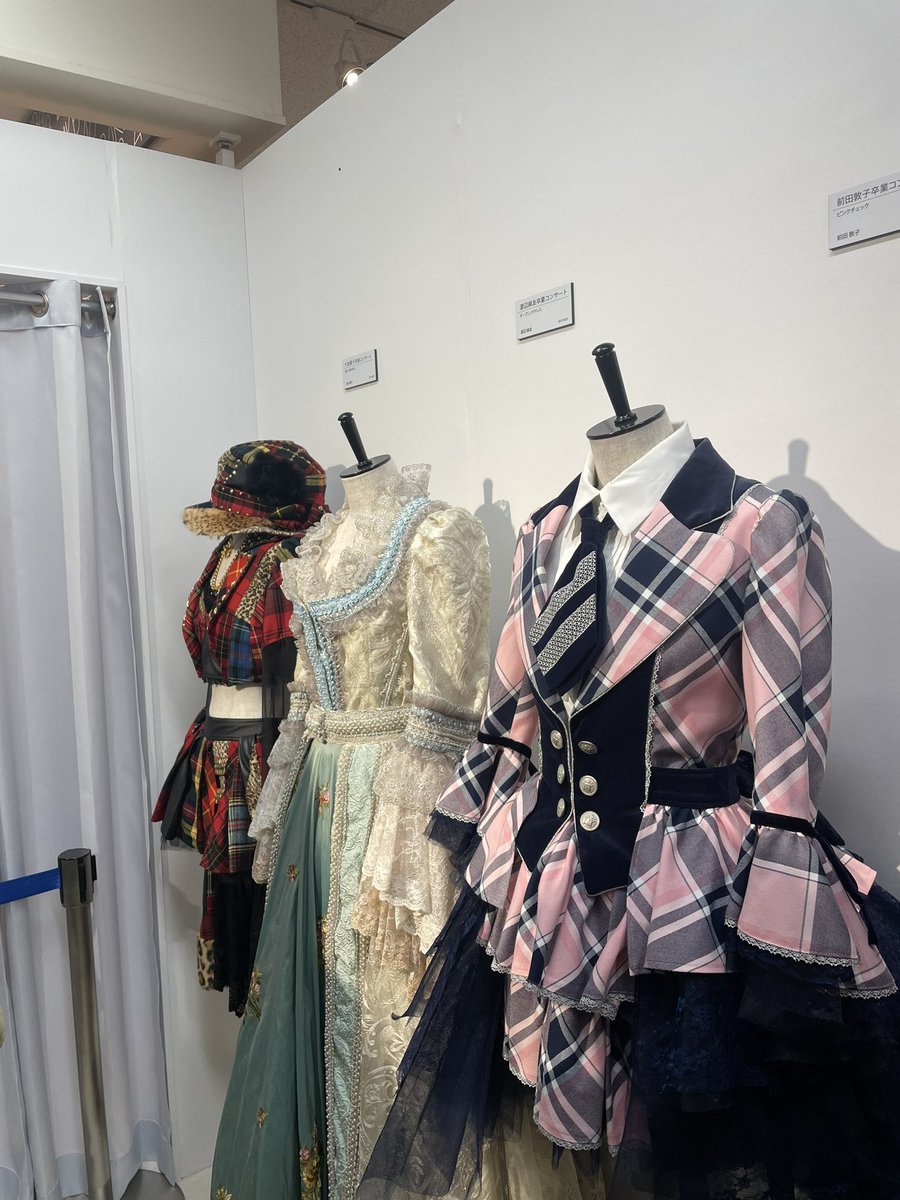 nann87c's tweet photo. #AKB大衣装展 行ってきたよ、なんかもう青春というか人生が蘇ってきて本当に最高だった、行ってよかった、、🥲🤍 https://t.co/09P0jeDGPZ