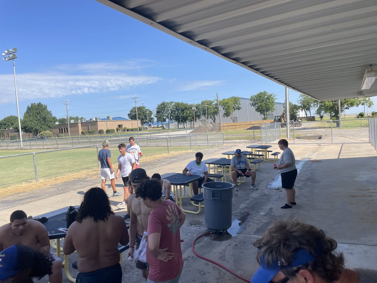 LeonardISDath's tweet photo. Celebrated a great first week of football and first day in full pads with cold watermelon and popsicles!
🏈 🍉 😎 https://t.co/3uY6XMcNhf