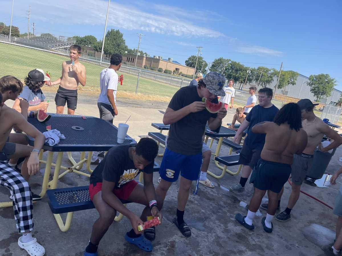LeonardISDath's tweet photo. Celebrated a great first week of football and first day in full pads with cold watermelon and popsicles!
🏈 🍉 😎 https://t.co/3uY6XMcNhf
