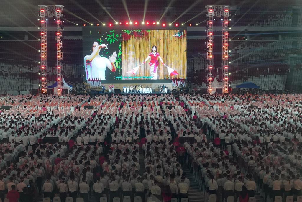 Luar biasa, alhamdulillah Indonesia menjadi pemegang rekor dunia Guinness World Record Pergelaran Angklung Terbesar di dunia. Lebih dr 15 ribu peserta ikut dlm pemecahan rekor ini.

Bangga jadi bangsa Indonesia yang kaya akan budaya. Ayo kita terus besarkan Indonesia di dunia 🇮🇩