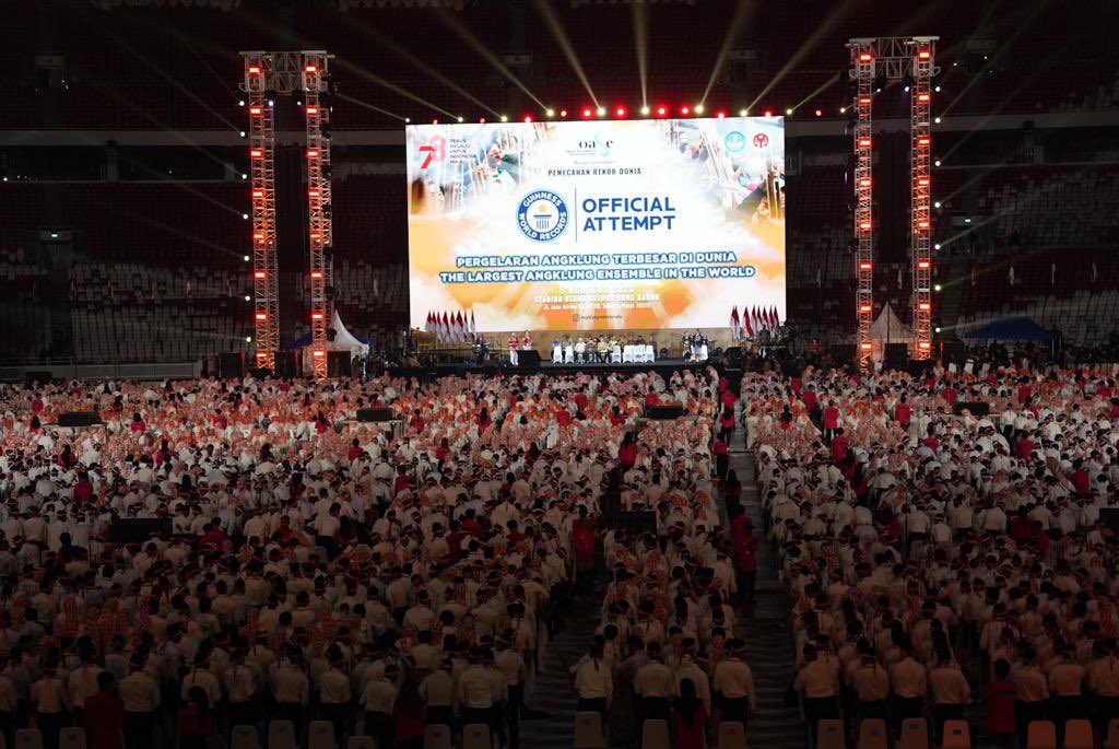erickthohir's tweet photo. Luar biasa, alhamdulillah Indonesia menjadi pemegang rekor dunia Guinness World Record Pergelaran Angklung Terbesar di dunia. Lebih dr 15 ribu peserta ikut dlm pemecahan rekor ini.

Bangga jadi bangsa Indonesia yang kaya akan budaya. Ayo kita terus besarkan Indonesia di dunia 🇮🇩 https://t.co/PelcWdqgEr