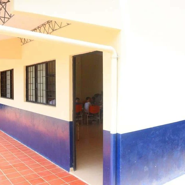 Así LUCE la ESCUELA de ALTO GRANDE después de los TRABAJOS de ADECUACIÓN y PINTURA que realizamos de MANOS UNIDAS con la COMUNIDAD. Gracias al BANCO DAVIVIENDA por su vinculación por un MEJOR AMBIENTE ACADÉMICO. #SanVicenteTieneFuturo. #OscarRodríguezAlcalde.