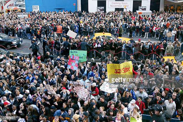 HilarieBurton's tweet image. Friendly reminder that we had insane crowds all the time at TRL. 
I wonder why the response was so different from law enforcement?🤔

Just kidding. I don’t wonder at all. It’s totally obvious.