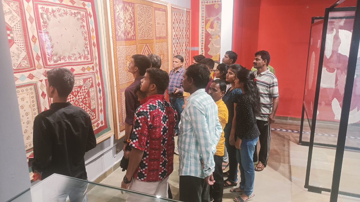 MAnanda66649452's tweet photo. IIHT Bargarh students, weavers and our Demonstrator today visited Handloom museum at New Delhi @iihtbargarh @IihtJodhpur @IIHTGuwahati @IIHTfulia @IIHTvaranasi @TexMinIndia https://t.co/GGriZoZ8Mh