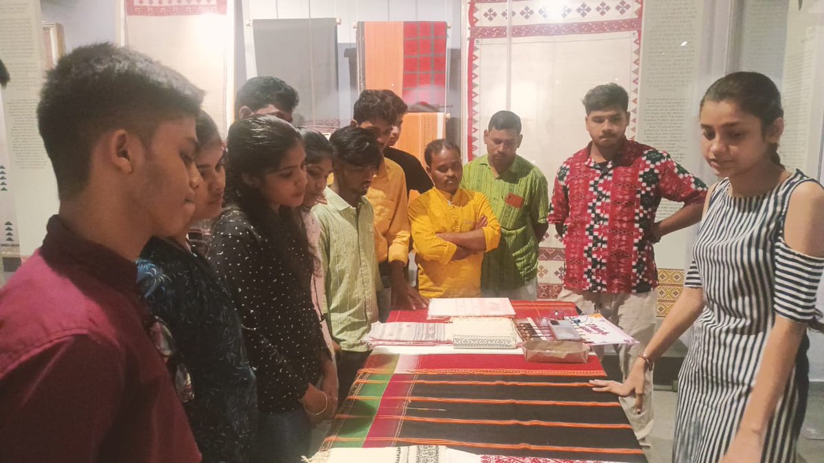 MAnanda66649452's tweet photo. IIHT Bargarh students, weavers and our Demonstrator today visited Handloom museum at New Delhi @iihtbargarh @IihtJodhpur @IIHTGuwahati @IIHTfulia @IIHTvaranasi @TexMinIndia https://t.co/GGriZoZ8Mh
