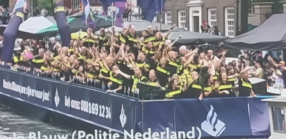 TherSiteZ's tweet photo. Wat valt je op aan deze enorm inclusieve politie boot?
#Pride2023 #prideamsterdam #roomwit https://t.co/3gXooTzd3N