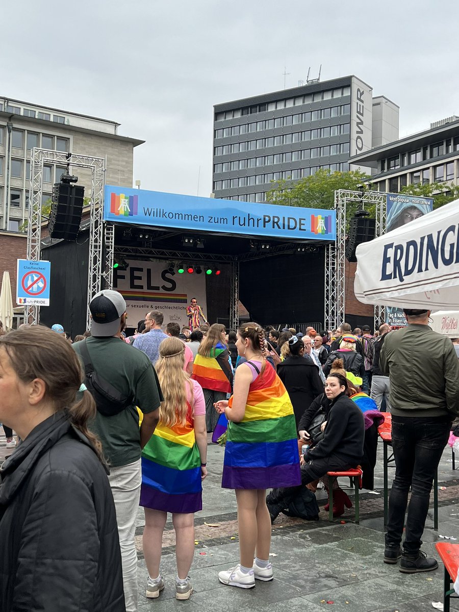 TheJRB's tweet photo. Stumbled upon #CSDEssen #RuhrPRIDE 🏳️‍🌈😎 https://t.co/9w5DnNsp47
