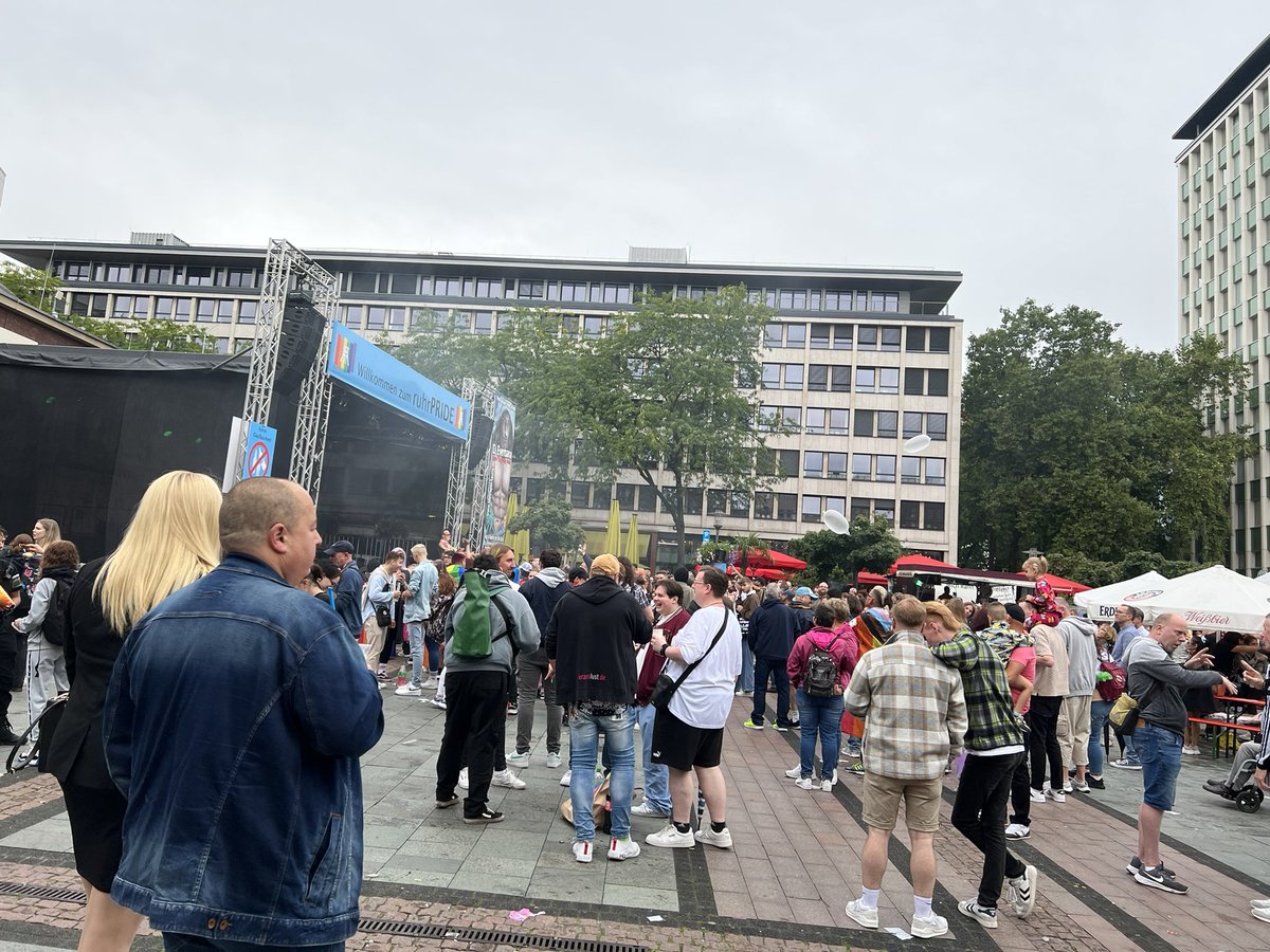 TheJRB's tweet photo. Stumbled upon #CSDEssen #RuhrPRIDE 🏳️‍🌈😎 https://t.co/9w5DnNsp47