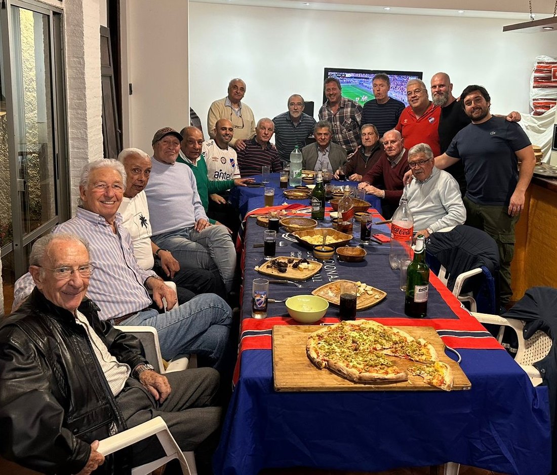 Que lindo viejo que te tengan tan presente y te puedas reunir con amigos de siempre y ex compañeros de #Nacional. Gracias a la gente del Bolso por tanto cariño hacia mi padre.