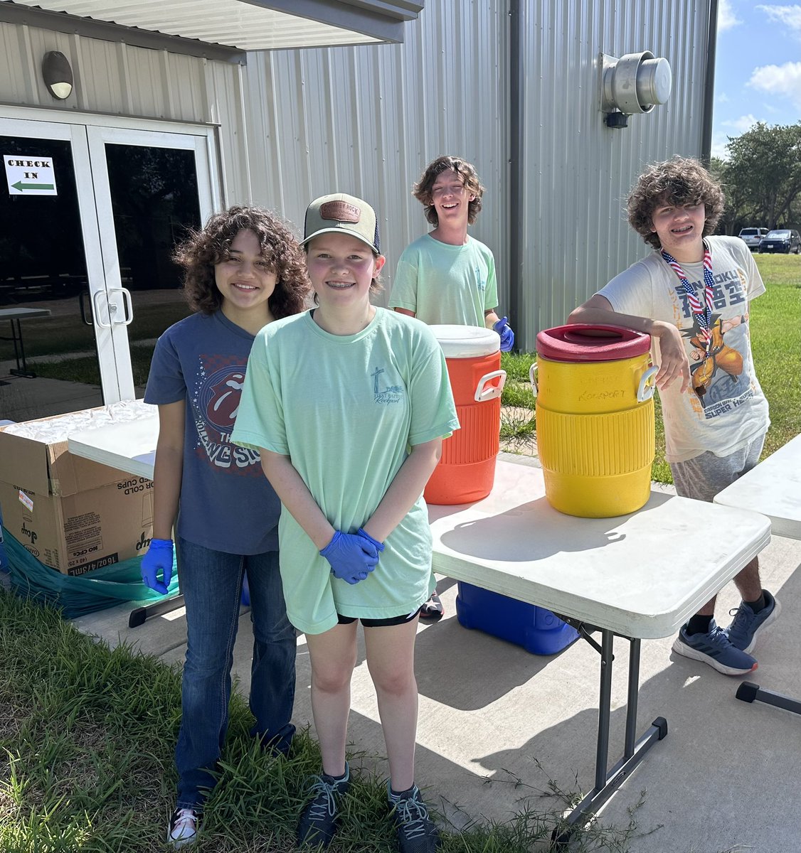 j11robbins's tweet photo. Community-based assets and partnerships at work with @R_FISD at Backpacks and Bluejeans annual event at FBC Rockport. Principal @PolandDenise working a table for PK registration and local students volunteering to serve food. Strong local partnerships are good for EVERYONE. https://t.co/dbZx0WCsLY
