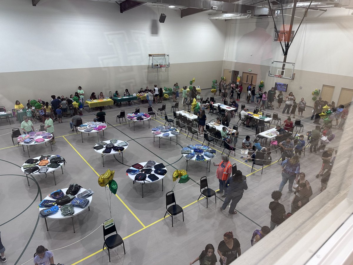 j11robbins's tweet photo. Community-based assets and partnerships at work with @R_FISD at Backpacks and Bluejeans annual event at FBC Rockport. Principal @PolandDenise working a table for PK registration and local students volunteering to serve food. Strong local partnerships are good for EVERYONE. https://t.co/dbZx0WCsLY