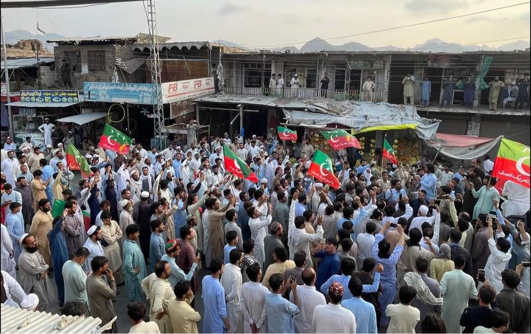 Sajid_Mohmand42's tweet photo. مہمند 
پاکستان تحریک انصاف کا ضلع مہمند کے مرکزی بازار میاں منڈی میں عمران خان صاحب کی گرفتاری کے خلاف بھرپور احتجاجی مظاہرہ۔۔
 @PTIofficial @InsafPK @PTIKPOfficial
#پر_امن_ملک_گیر_احتجاج https://t.co/DBSzbWUpoU
