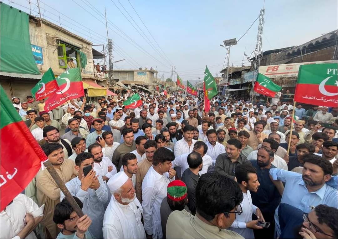 Sajid_Mohmand42's tweet photo. مہمند 
پاکستان تحریک انصاف کا ضلع مہمند کے مرکزی بازار میاں منڈی میں عمران خان صاحب کی گرفتاری کے خلاف بھرپور احتجاجی مظاہرہ۔۔
 @PTIofficial @InsafPK @PTIKPOfficial
#پر_امن_ملک_گیر_احتجاج https://t.co/DBSzbWUpoU