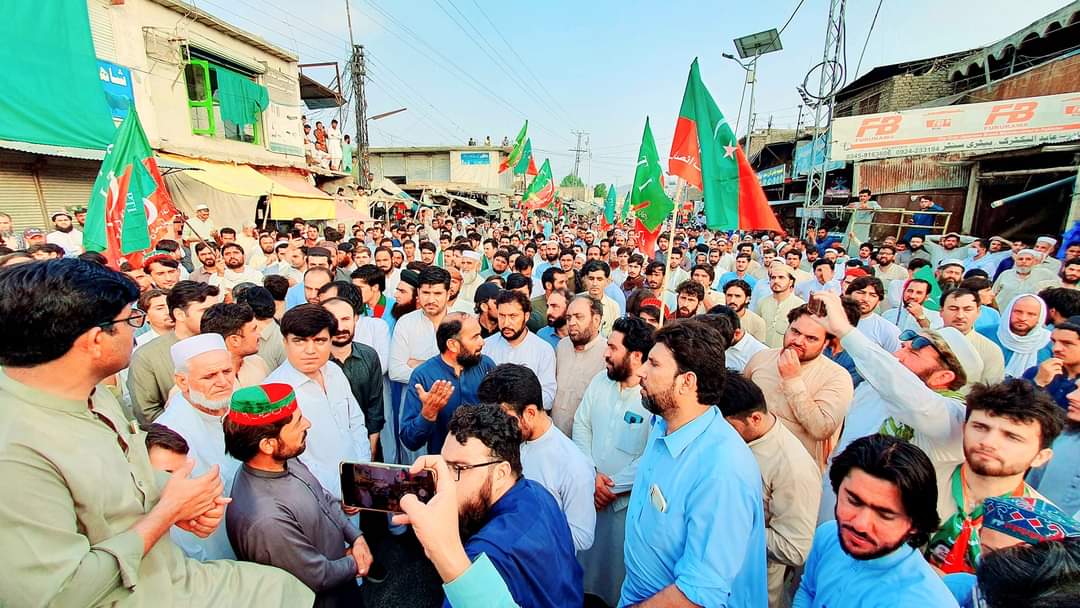 Sajid_Mohmand42's tweet photo. مہمند 
پاکستان تحریک انصاف کا ضلع مہمند کے مرکزی بازار میاں منڈی میں عمران خان صاحب کی گرفتاری کے خلاف بھرپور احتجاجی مظاہرہ۔۔
 @PTIofficial @InsafPK @PTIKPOfficial
#پر_امن_ملک_گیر_احتجاج https://t.co/DBSzbWUpoU