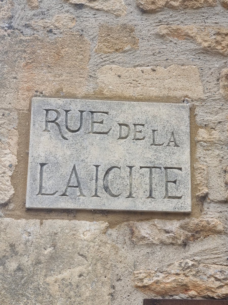 MaupasMagali's tweet photo. Au détour d'un village en Dordogne.. petit clin d'oeil....y croire encore et toujours! https://t.co/qrv5eEHjx4