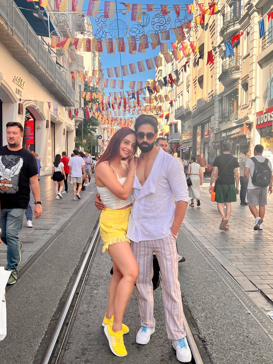 AnchorPiya's tweet photo. At Taksim Squre…Busiest And Happening Place In Istanbul Turkey In The Arms Of My Love @krnar56 #wearing @kapdabymanioberoi #taksi̇m #istanbul #turkey #shortvisit #layoverlife✈️ https://t.co/cdClLHwbXn