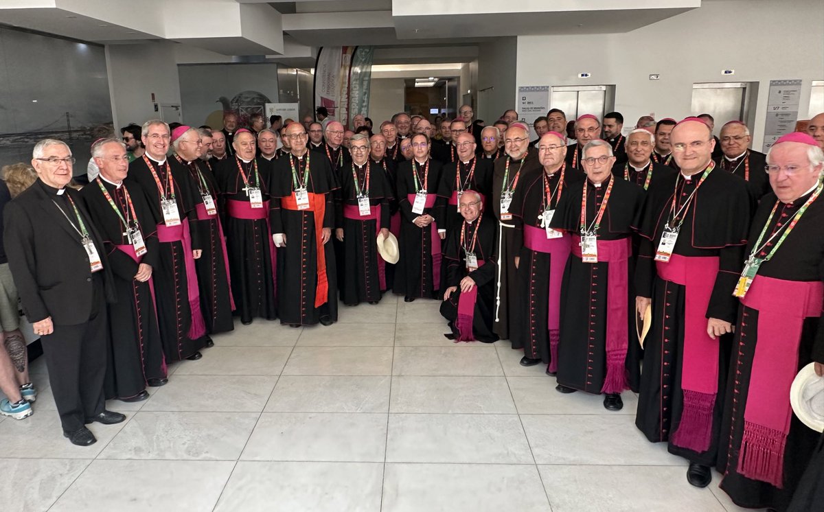 Algunos de los obispos españoles que participan en la @jmj_es preparados ya para asistir a la vigilia.